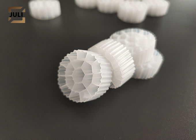 Άσπρη HDPE υλική K1 MBBR της Virgin χρώματος μεγάλη επιφάνεια μέσων φίλτρων 1