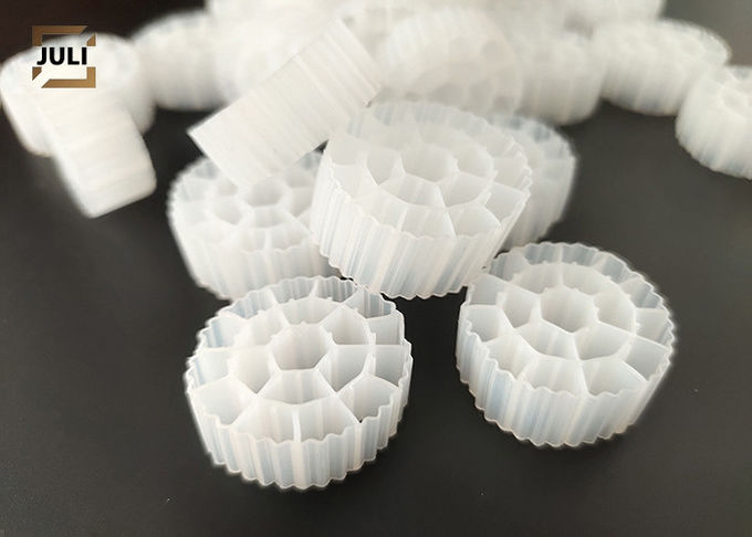 Άσπρη HDPE υλική K1 MBBR της Virgin χρώματος μεγάλη επιφάνεια μέσων φίλτρων 0
